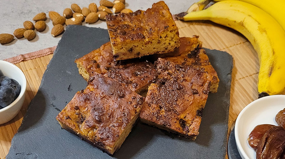 Rezept - Chocolate-Chip Banana Date Blondies with Blueberries